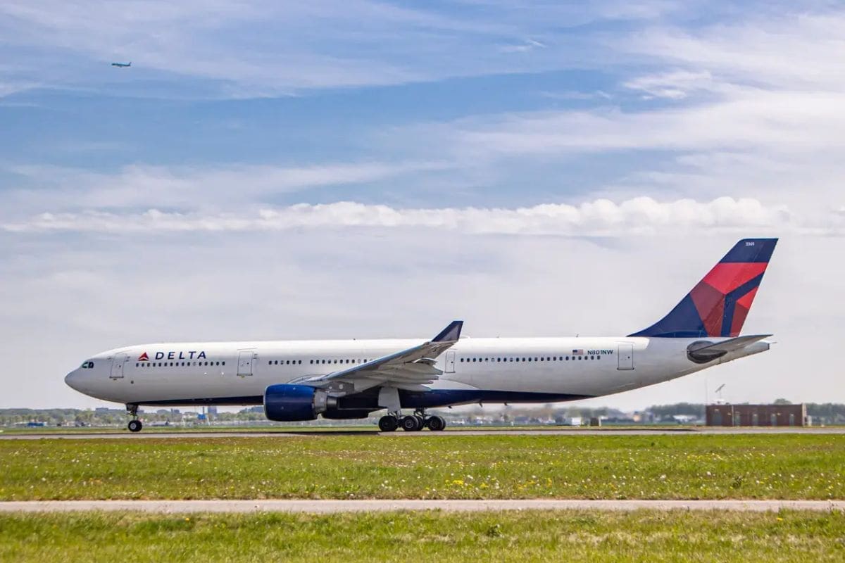 Delta Airbus A330-300 Returns