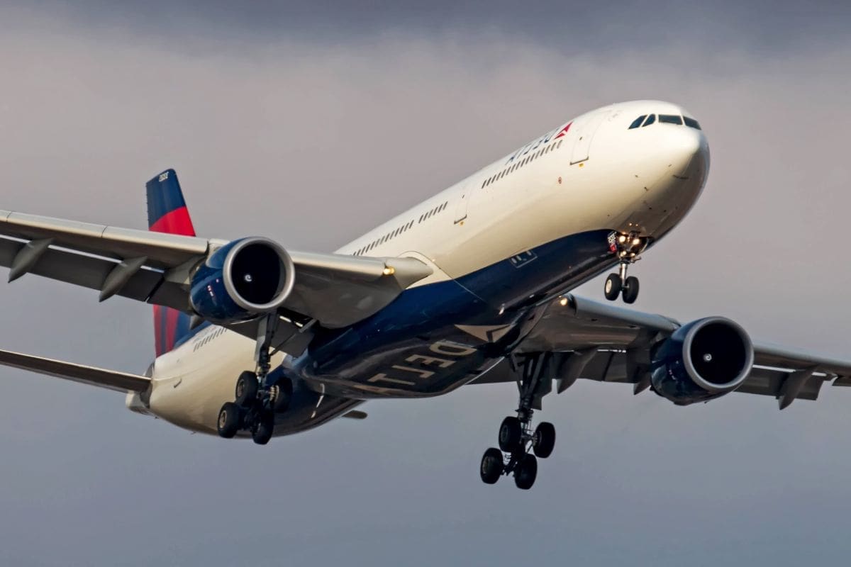 Delta Airbus A330-300 Returns